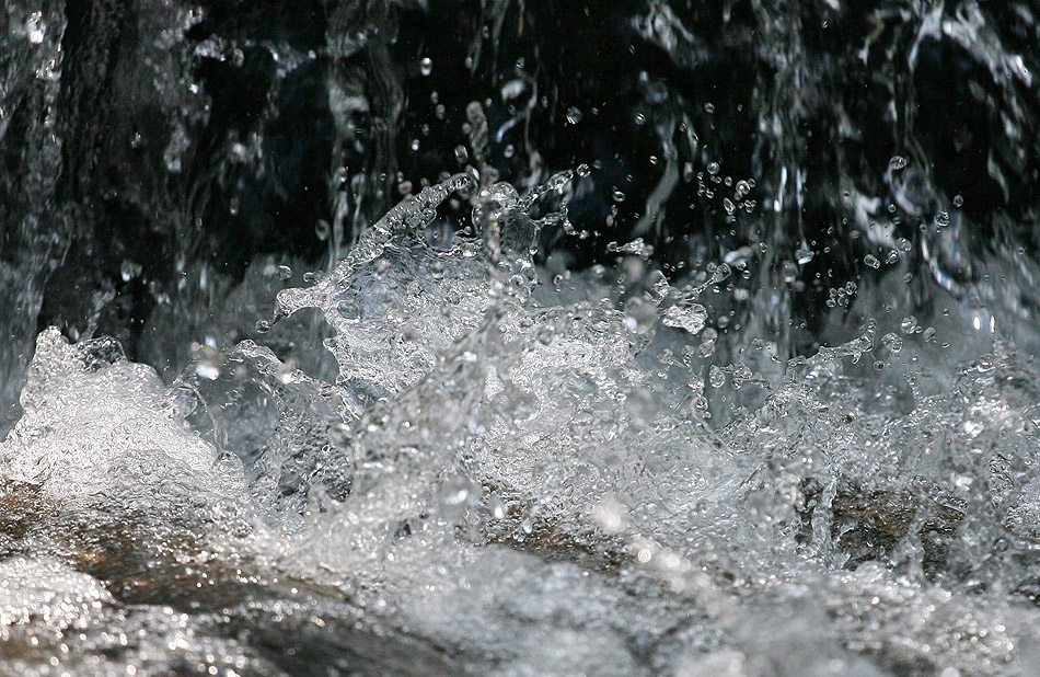 Zatrzymana woda - zdjcie nieruchomej wody, uchwycenie kropel wody