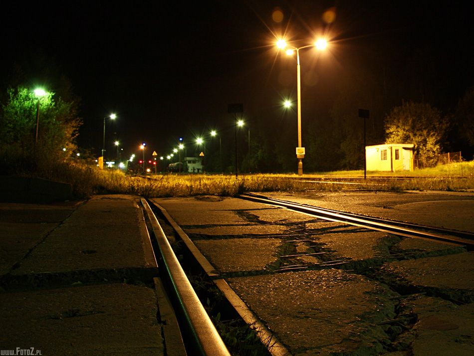Dziurawy przejazd - pocig, tory kolejowe, noc, szyny kolejowe