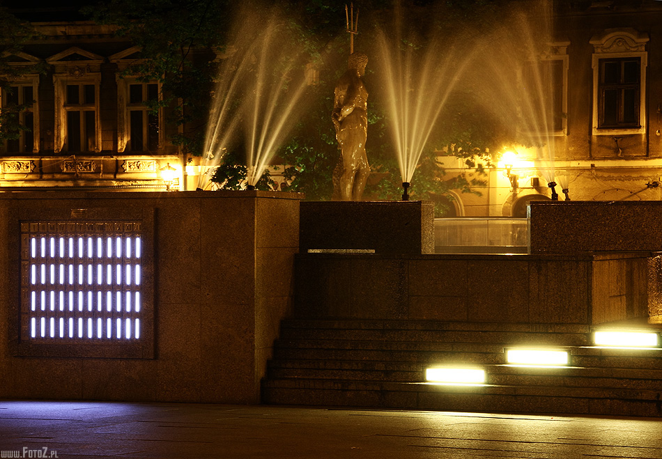 Fontanna Neptuna - bielsko-biaa, stary rynek, fontanna, bielsko noc, wiato, woda, architektura, budynki, zegar kwadransowy