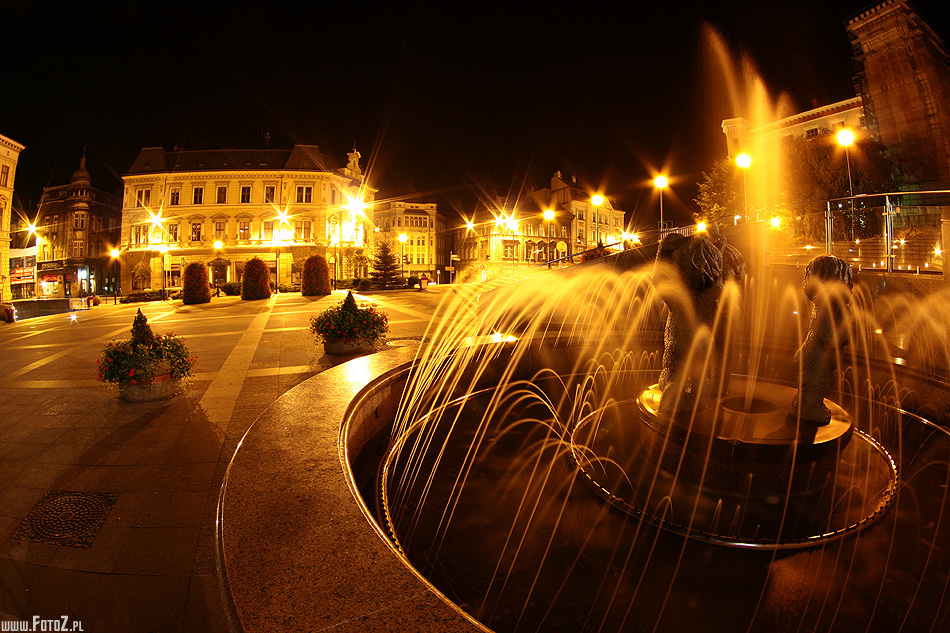 Plac Chrobrego - fotografia miejska nocna, bielsko noc, fontanna, zdjcia fontanny, zdjcia placu, plac chrobrego w bielsku, plac pigal, schody, architektura, budynki