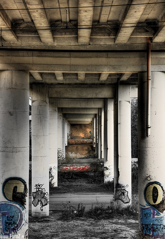 Pod wiaduktem #2 - zdjęcie pod mostem, pod wiaduktem, filary betonowe