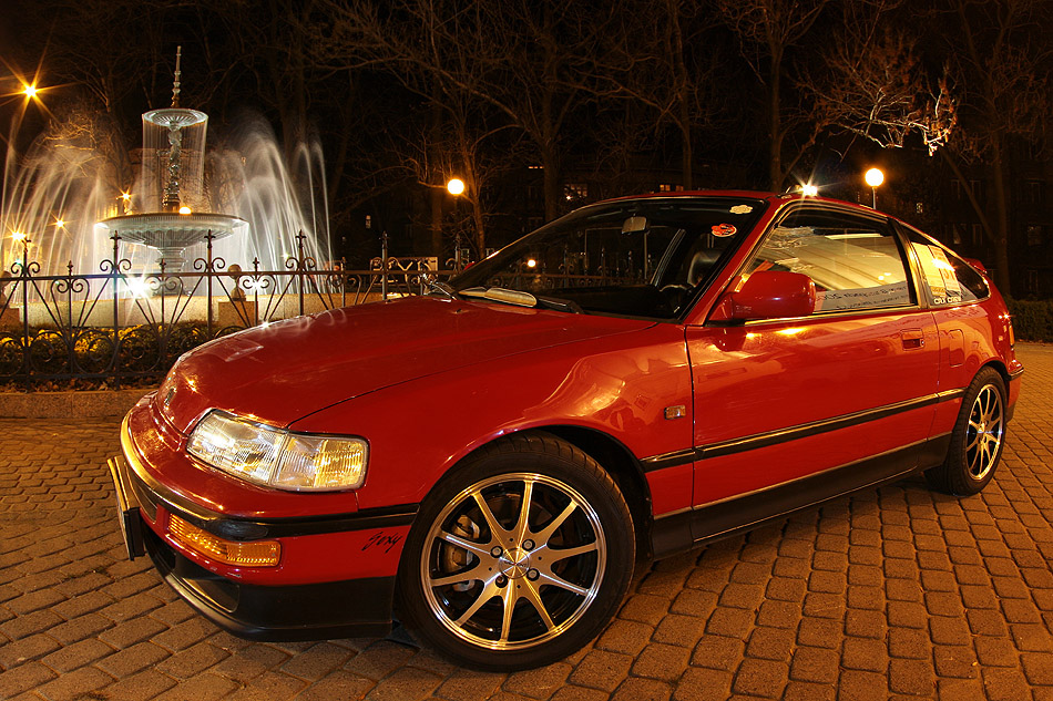 Honda CRX by Gosia - zdjcie hondy crx, fontanna przed teatrem, bielsko