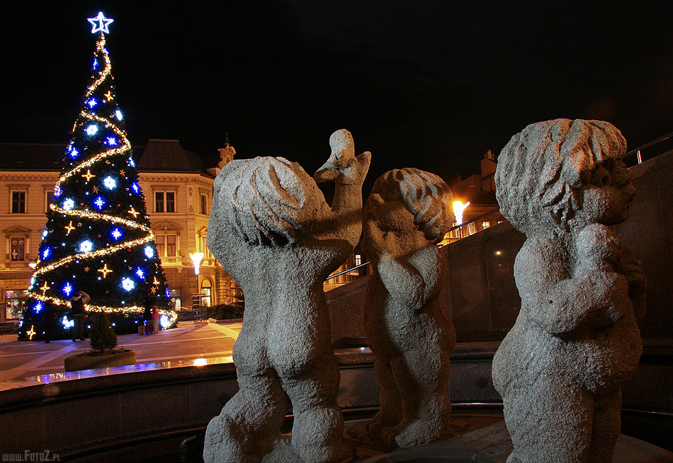 Choinkowo fontannowo - figury na placu chrobrego, figury w fontannie na pigalu, choinka switeczna bielsko