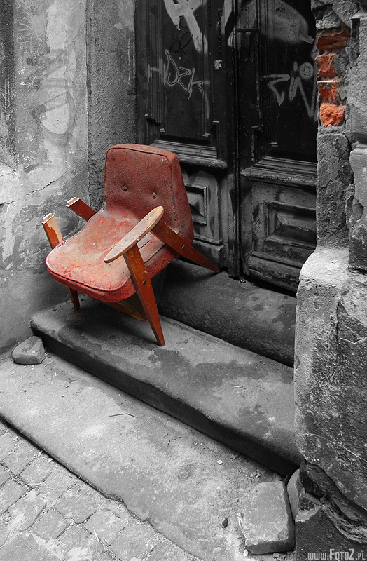 Abstrakcyjny punkt siedzenia - bielskie zakamarki, uliczki bielska-biaej, rozwalony fotel, zniszczone krzeso