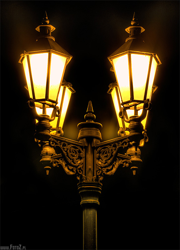 Bielska latarnia - zdjcie latarni noc, nocna latarnia