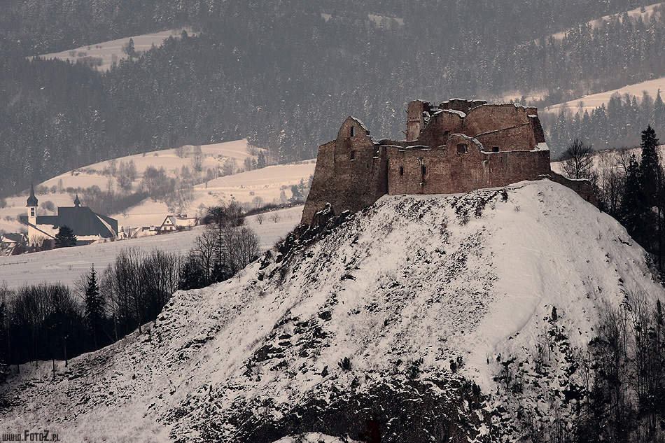 Zamek - Czorsztyn - ruiny zamku, zimowe wzgórze