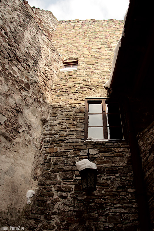 Mury zamku Niedzica - kamień, zimowe mury, 