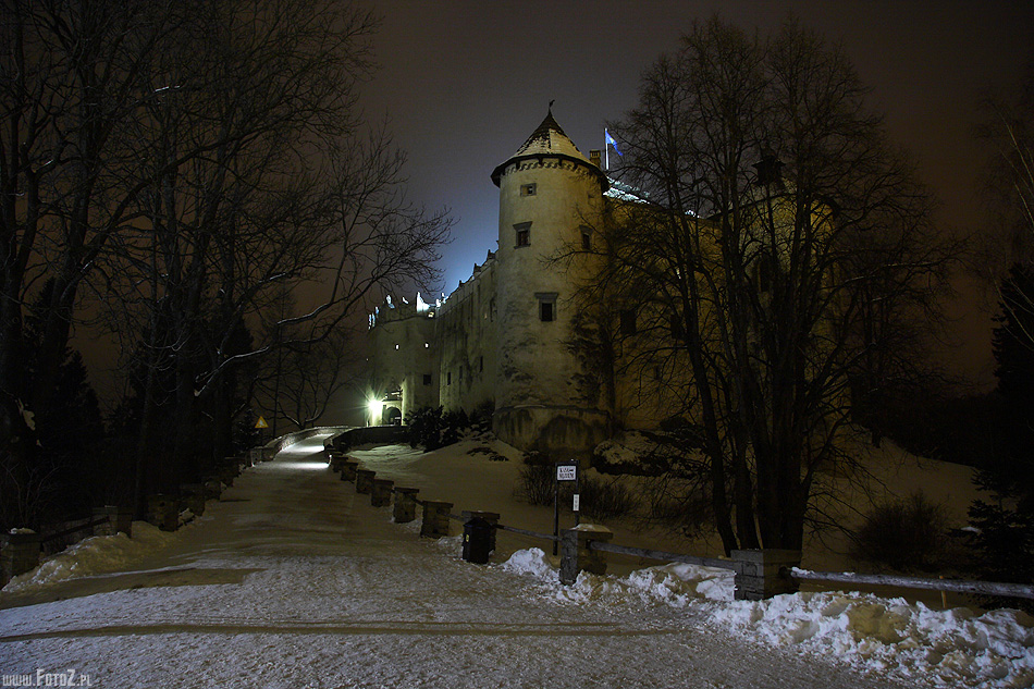 Zimowy  Zamek Niedzica - droga do zamku, zamek noc, pieniski zabytek