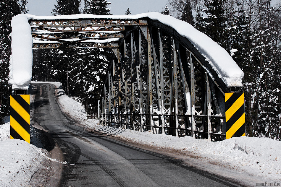 Zimowy most - droga przez most, zaniezony most