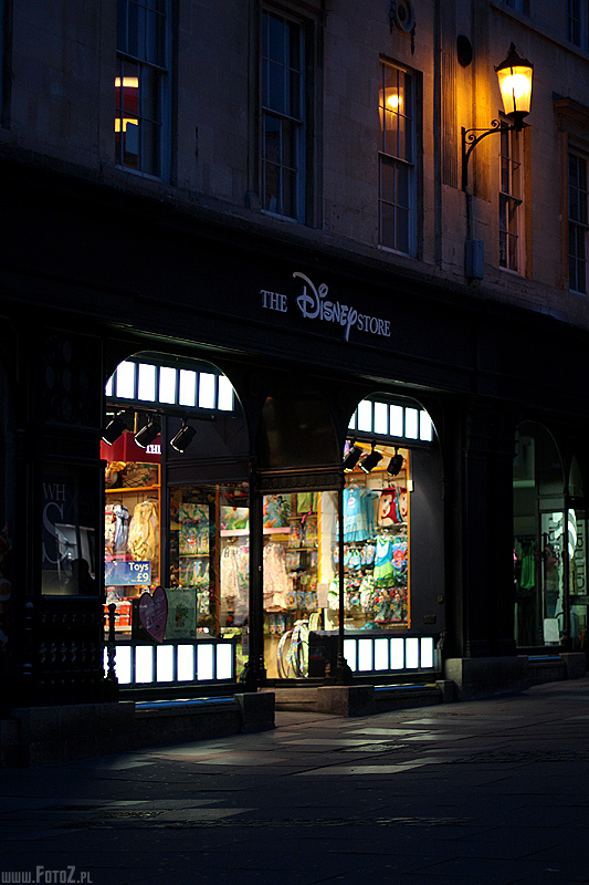 The Disney Store - Baht, Somerset, architektura, drzwi, wejcie, sklep z zabawkami, noc