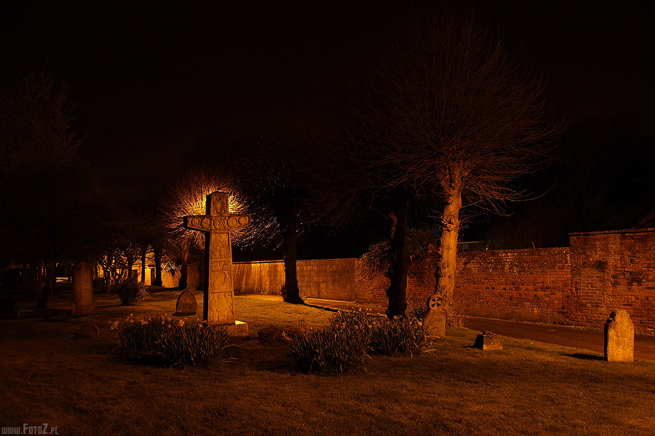 Cmentarzysko - Devizes, Wiltshire, Anglia, angielska Architektura, cmentarz, noc