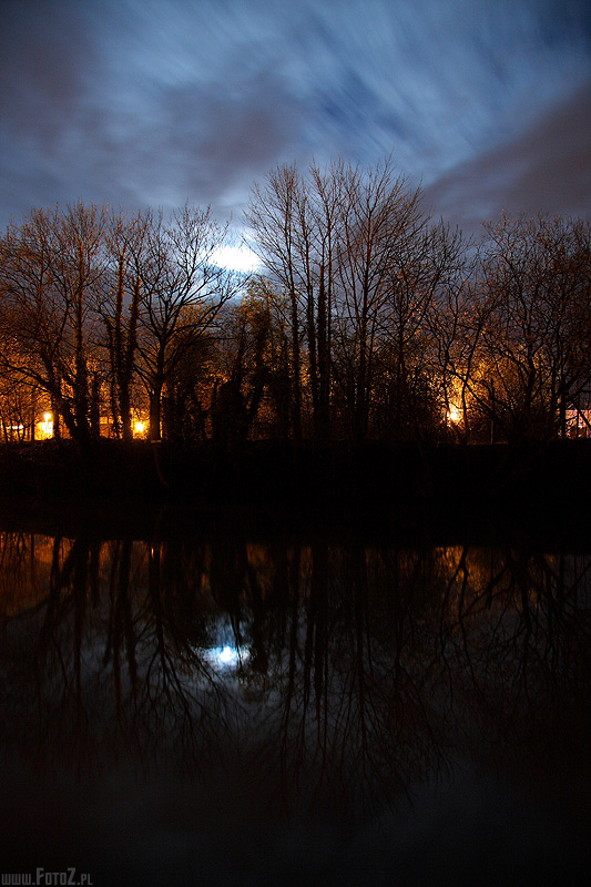 Tafla wody noc - Devizes, Wiltshire, Anglia, noc, rzeka, odbicie lustrzane