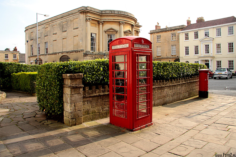 Budka - Market Place - Devizes, Wiltshire, Anglia, angielska Architektura, czerwona budka telefoniczna