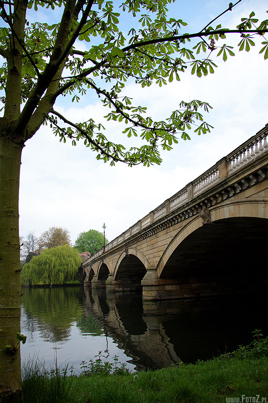 Odbicie lustrzane - hyde park london, park w londynie, natura, ziele, przyroda, malowniczy, most, rzeka, jezioro