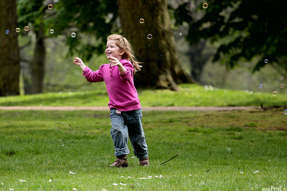 Dziewczynka - hyde park london, park w londynie, natura,  przyroda, malowniczy, bańki mydlane, dziecko, radość, szczęscie dziecka