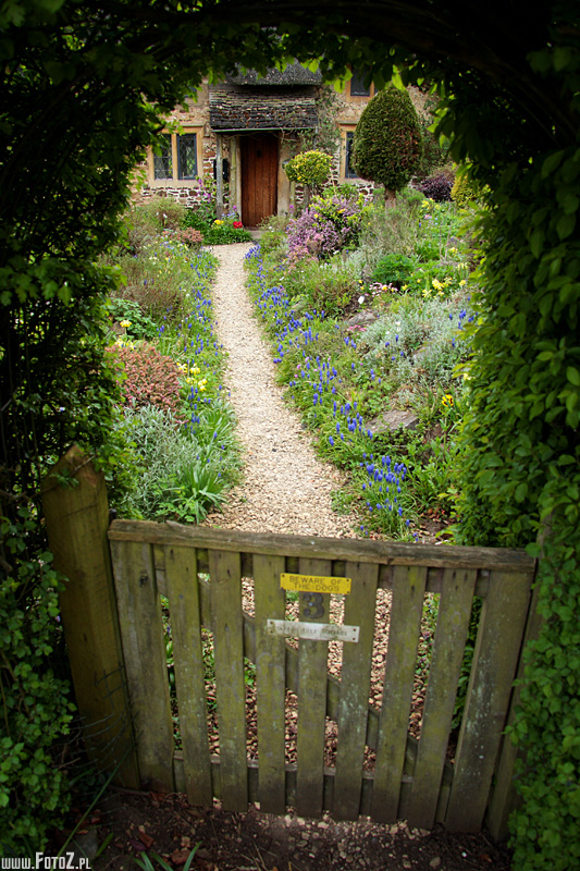 Zielone wejcie - Lacock, Wiltshire, domki pokryte sianem, wie, chatki strzech kryte, natura, przyroda, kwiaty