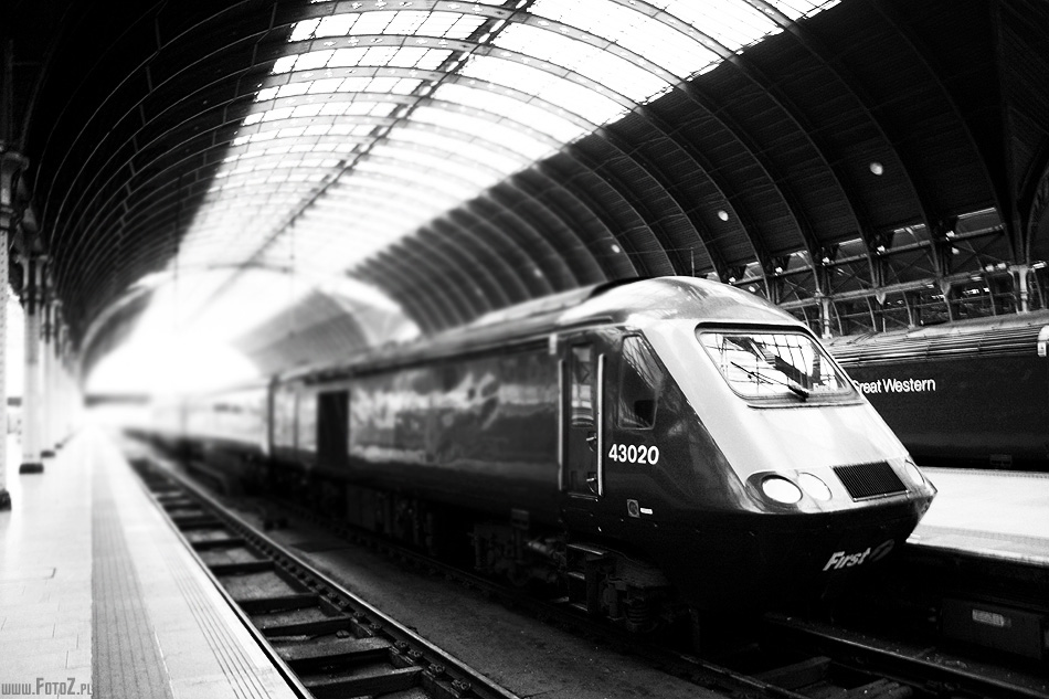 Przyjazd - Londyn, komunikacja, stacja kolejowa, pocig, transport,  London, architektura, nowoczesne budowle, peron