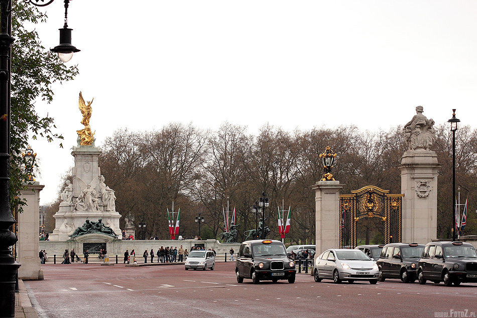 Buckingham Palace - Pomnik Krlowej Wiktorii - Londyn, zabytki, architektura, London, ruch uliczny, taxi, rezydencja brytyjskich monarchw, paac krlewski
