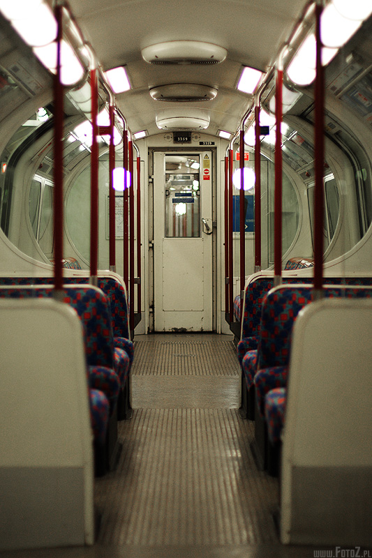 Wewntrz metra - Londyn, metro, London tube, underground