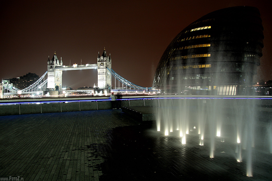 Wodotryski - Londyn, zabytki, architektura, London, most, zdjecia nocne Londynu, Tamiza, Tower Bridge, fontanna, gejzey