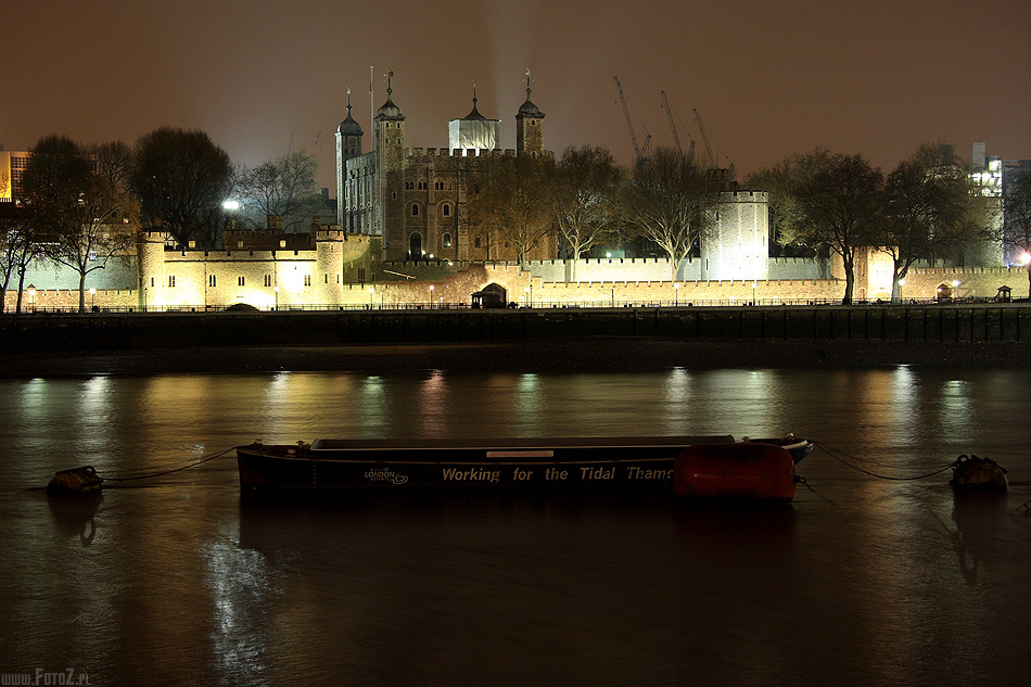 odzie nad Tamiz - Londyn, zabytki, architektura, London, rzeka, zdjecia nocne Londynu