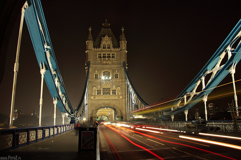 Tower Bridge nocny ruch - Londyn, zabytki, architektura, London, zdjecia nocne Londynu, most, ruch uliczny