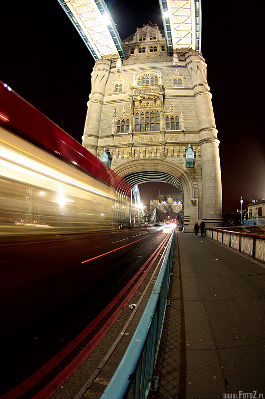Ruch na Tower Bridge - Londyn, zabytki, architektura, London, most, zdjecia nocne Londynu, autobus
