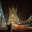 Londyn, zabytki, architektura, London, zdjecia nocne Londynu, most, ruch uliczny - Tower Bridge nocny ruch