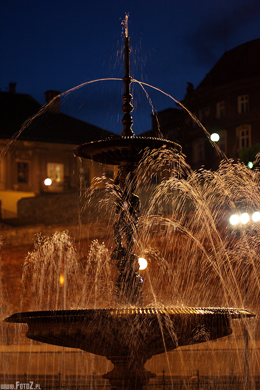 Fontanna teatralna - zamrożona fontanna, fontanna przy teatrze nocą