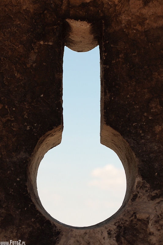 Kamienny klucz - okno w zamku