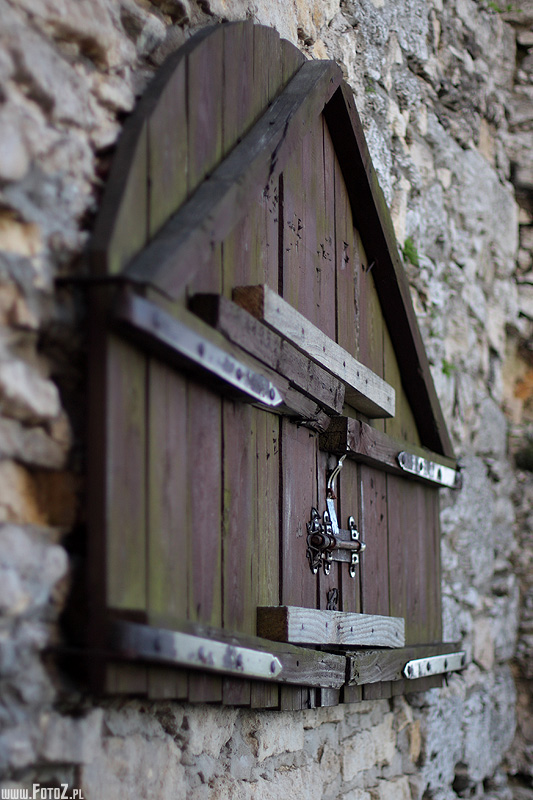 Okiennica - zamkowa okiennica, drewniane zamknicie okna w zamku, zasuwa