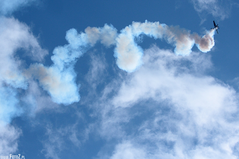 Jurgis Kairys - akrobacje - zdjcia lotnicze z pikniku w bielsku, zdjcie samolotu, akrobacje podniebne, ewolucje powietrzne