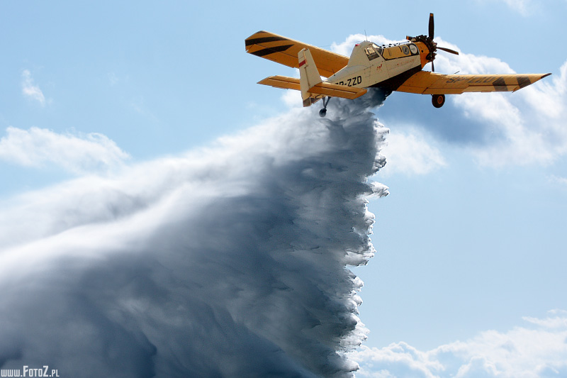 Dromader w akcji - zdjcie samolotu specjalnego Dromader podczas spuchy, spucha wody