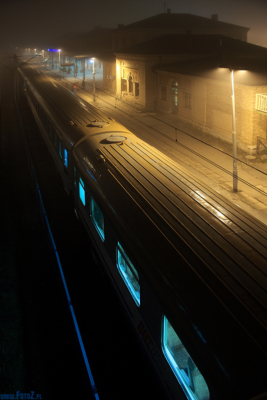 Mglisty pociąg - pociąg we mgle na stacji kolejowej
