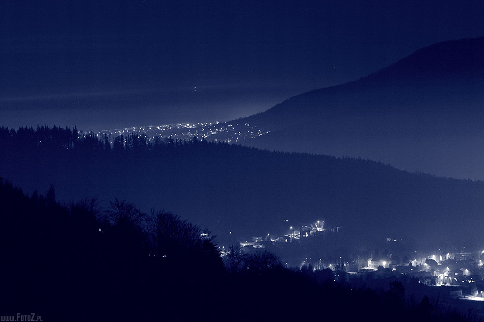 Podbeskidzie nocą - góry we mgle, mglista zima nocą