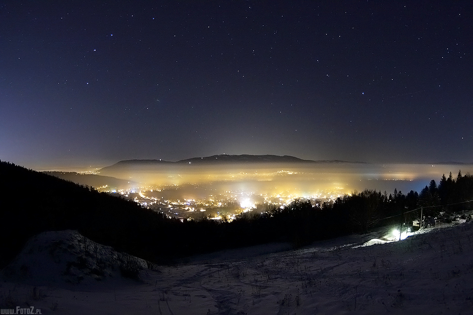 Zimowe podbeskidzie - góry nocą w zimie, górska zima w nocy, zdjęcie w zimie na miasto z góry we mgle