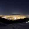 góry nocą w zimie, górska zima w nocy, zdjęcie w zimie na miasto z góry we mgle - Zimowe podbeskidzie