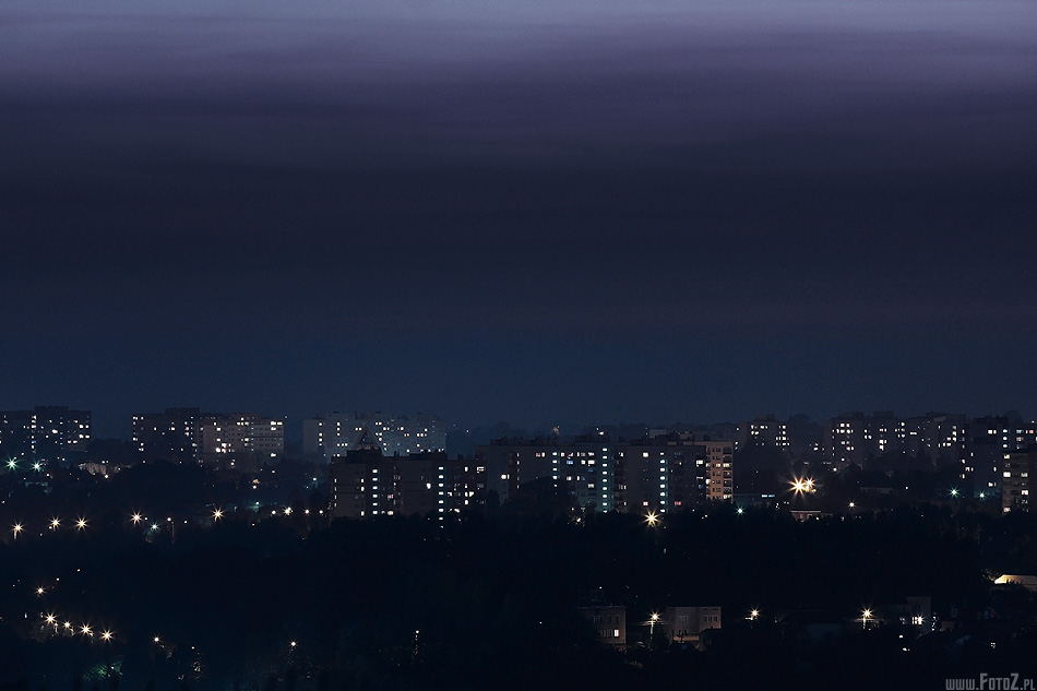 Poświata nad miastem - poświata nocą nad miastem, świecące chmury