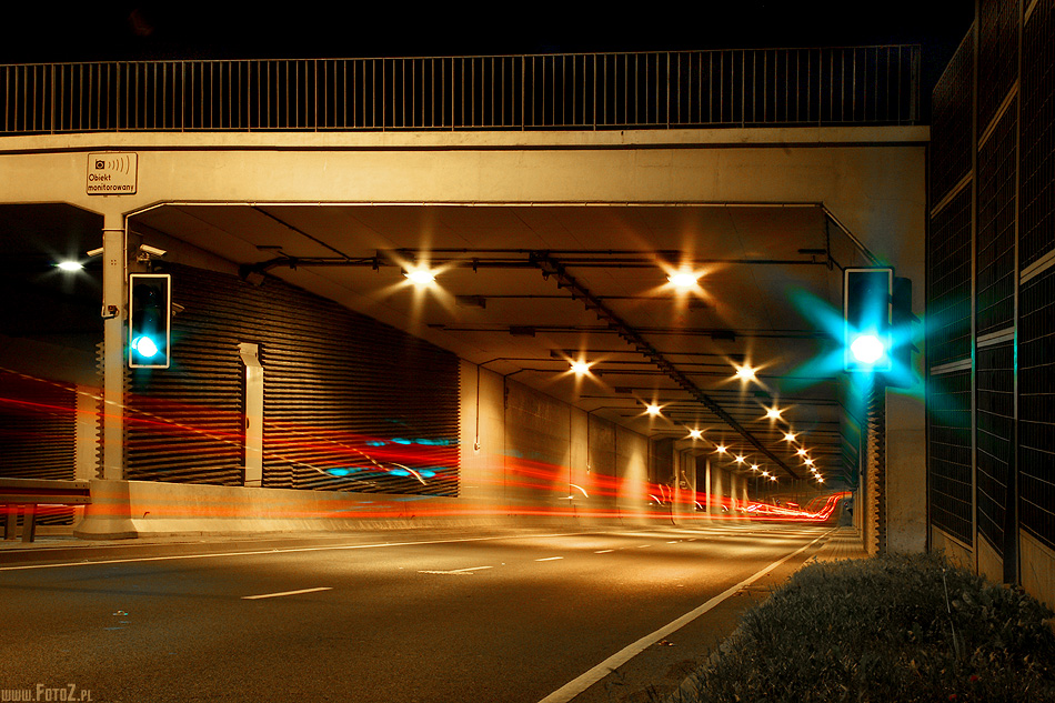 Tunel wschodni - obwodnica wschodnia w nocy, samochody w tunelu nocą
