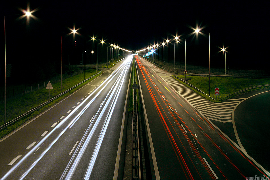 Nocny ruch - autostrada nocą, droga szybkiego ruchu w nocy, światła samochodów nocą