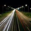 autostrada nocą, droga szybkiego ruchu w nocy, światła samochodów nocą - Nocny ruch