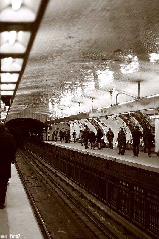 Peron metra - zdjęcie peronu metra w Paryżu