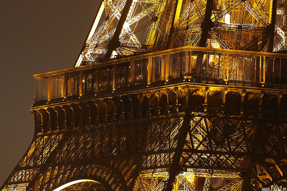 Dolny balkon na wieży Eiffel - zbliżenie wieży eiffla, zdjęcie balkonu