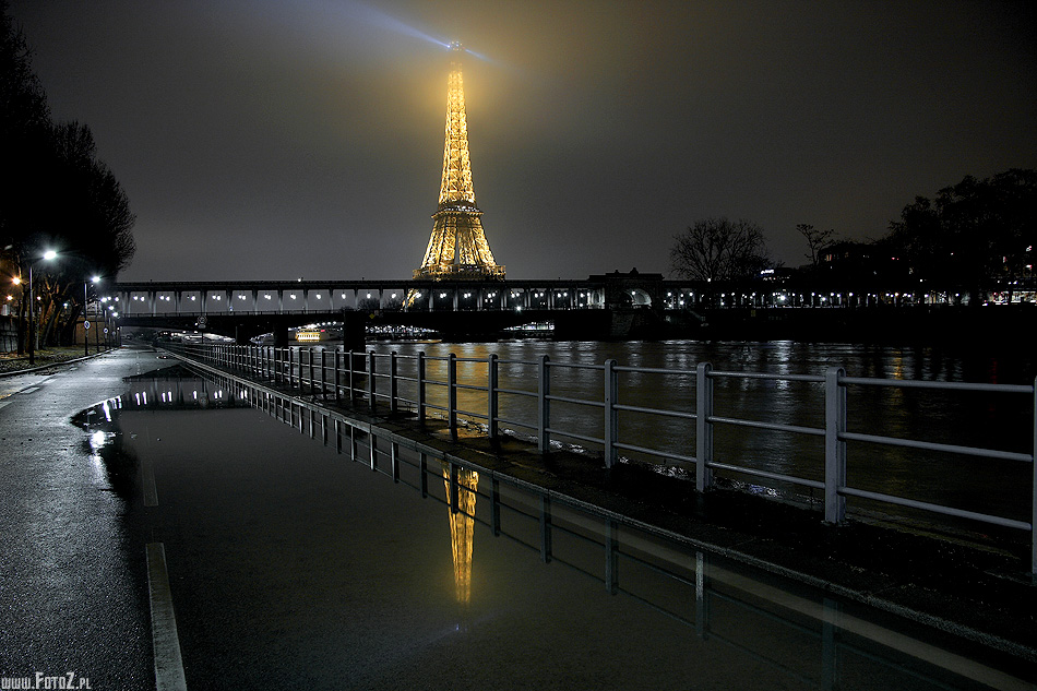 Mroczna Sekwana - wieża Eiffel w nocy nad rzeką