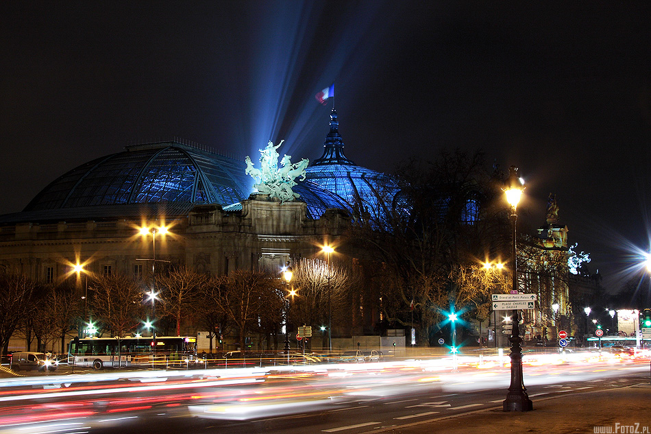 Grand Palais - Wielki Pałac - wielki pałac nocą, hala wystawowa