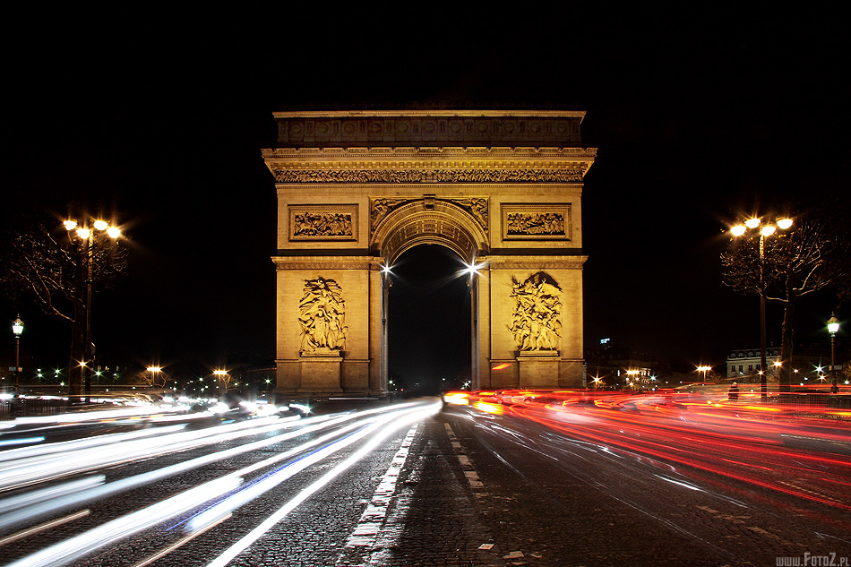 Łuk Triumfalny - zdjęcie paryskiego łuku triumfalnego nocą