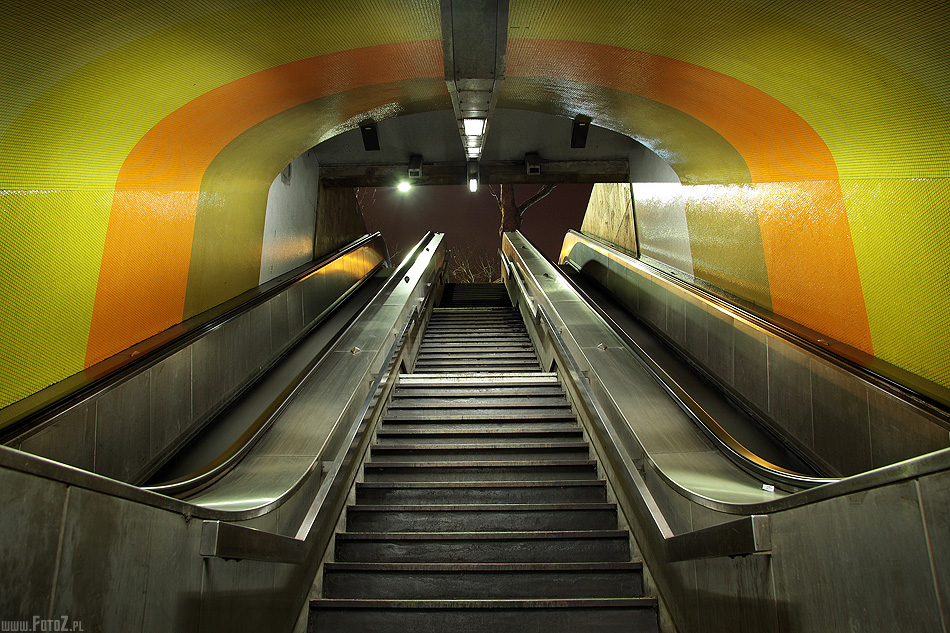Wyjście z metra - schody metra paryskiego
