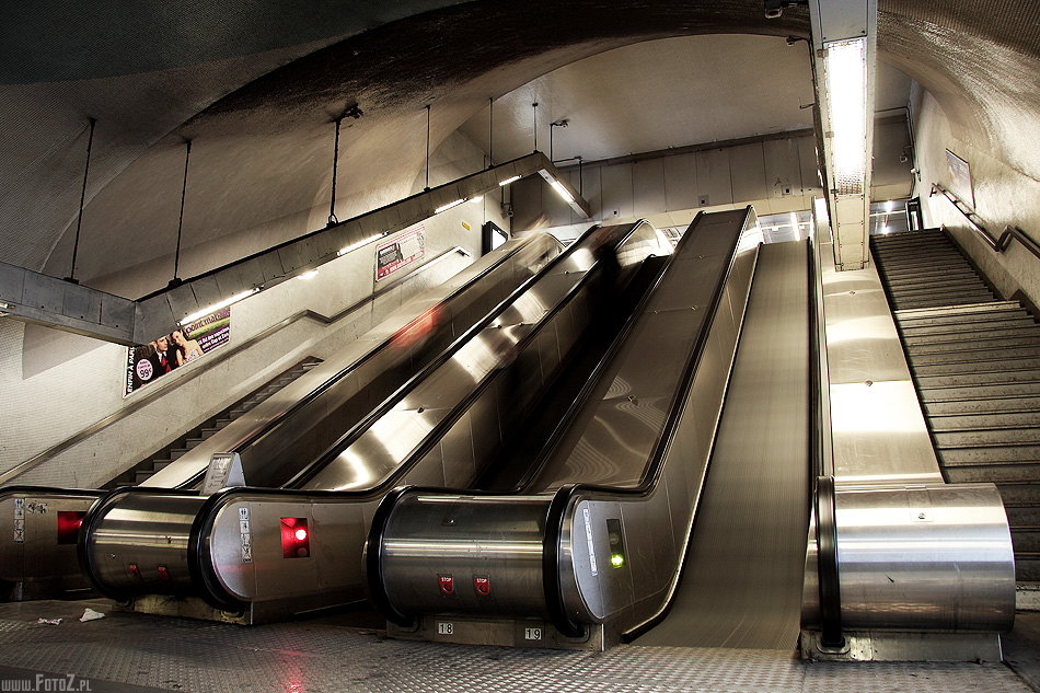 Schody do metra - zdjęcie schodów do metra w Paryżu