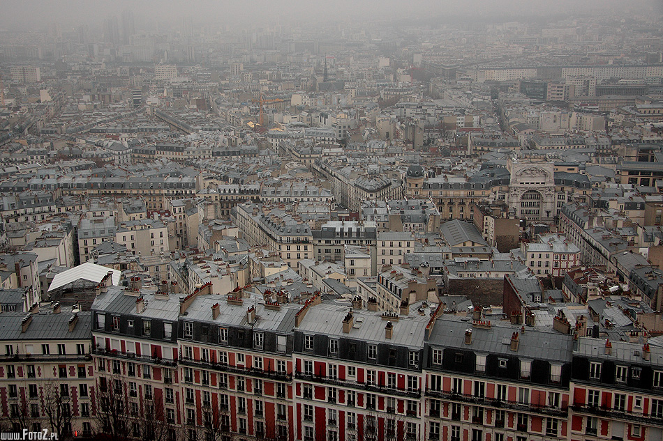 Panorama Paryża - mgliste zdjęcie paryża