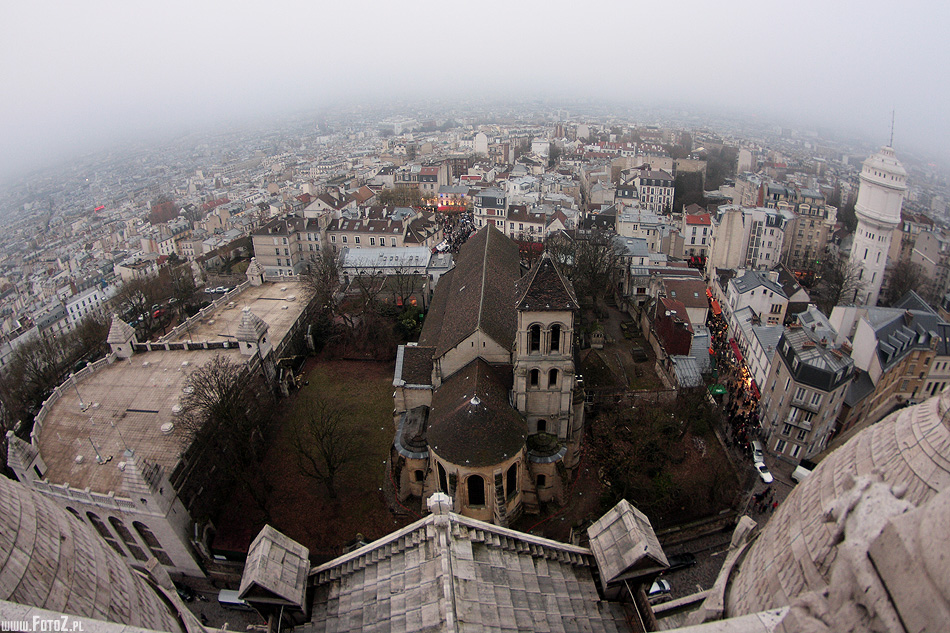 Widok z bazylijki Sacre Coeur - mglista panorama Paryża z bazylijki Sacre Coeur